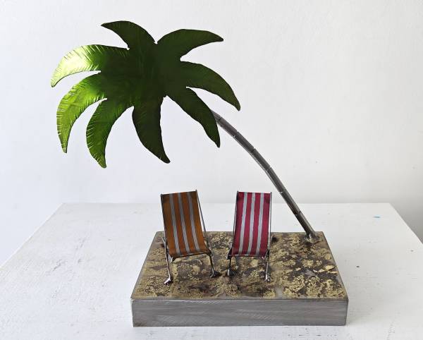 - a , metal Sculpture by Whittle Design, measuring 25 x 25 cm (H x W) £170